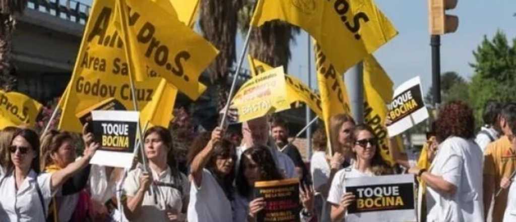 Los profesionales de la salud de Mendoza se manifiestan en el Nudo Vial
