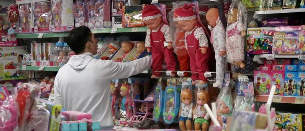 Los regalos del Día del Niño: ¿qué tan conveniente es comprarlos en Chile?