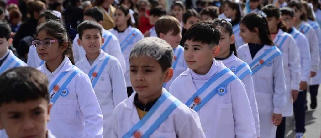 Más de 1000 personas en el desfile homenaje a San Martín en Godoy Cruz