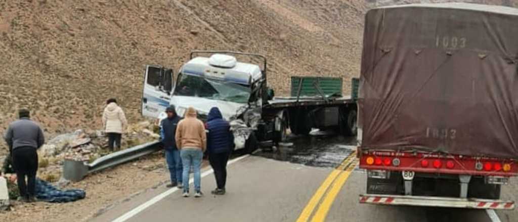 Alta Montaña: perdió el dominio del camión y chocó contra un cerro 