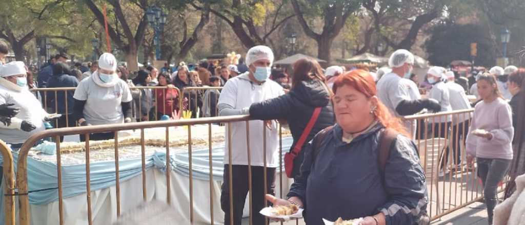 La torta gigante de 2 toneladas que se repartió en la Plaza Independencia