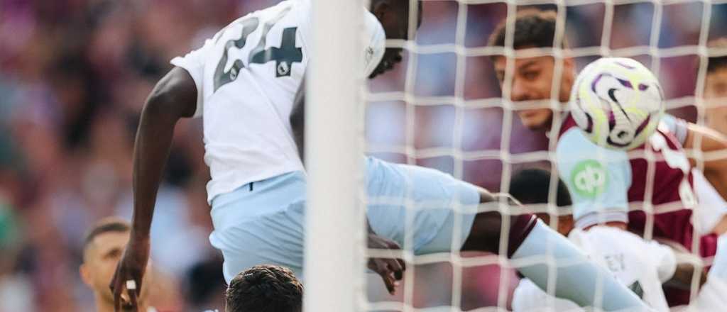 Con el Dibu titular, Aston Villa debutó venciendo a West Ham de visitante