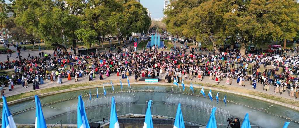 Una multitud homenajeó al General San Martín en la plaza Independencia