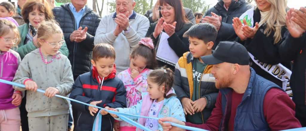 Allasino festejó con los chicos la remodelación de la Plaza Drummond