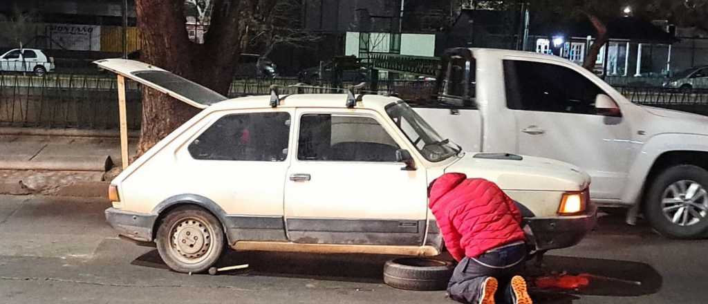 Caos vehicular: se le salió una rueda en medio de la Costanera