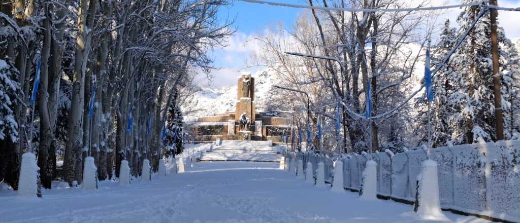 Fotos y video: preciosas postales de un Manzano Histórico cubierto de nieve 