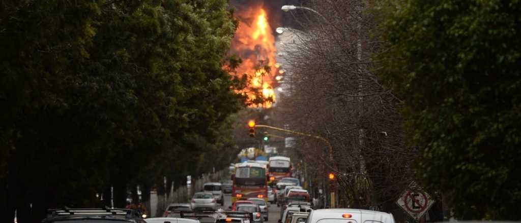 Fotos y videos: impresionante incendio en una refinería de YPF 