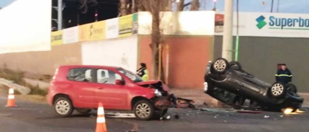 Chocaron dos Fiat Uno en Maipú y uno terminó con las ruedas para arriba 