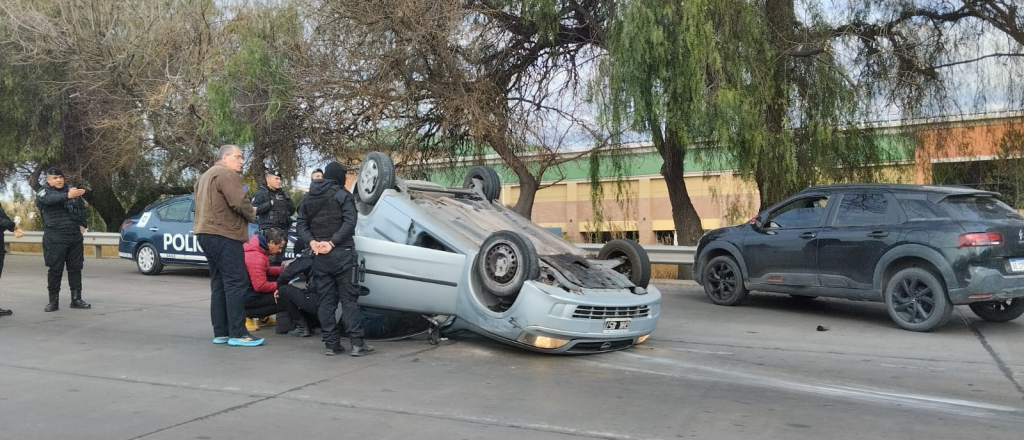 Choque y vuelco en la Costanera