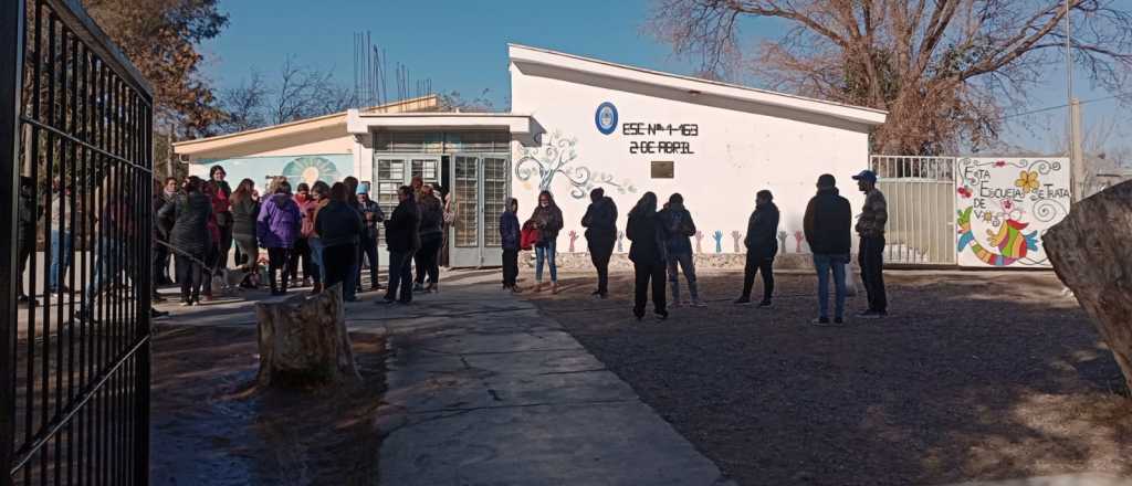 Protesta de padres porque la DGE puso a alumnos adultos con chicos de primaria  