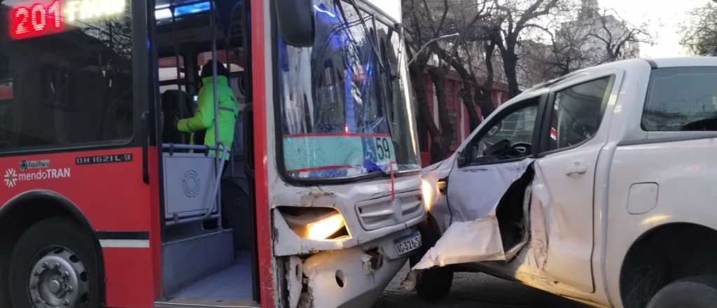 Video: un micro chocó con una camioneta en pleno centro