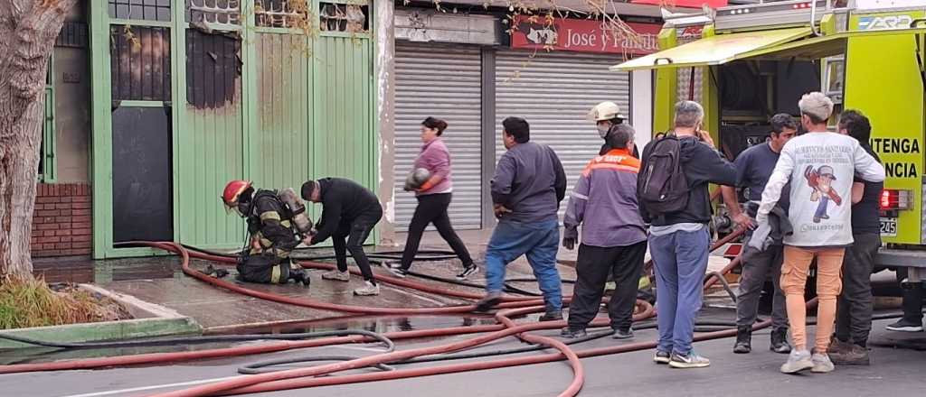 Video: incendio en un taller de Godoy Cruz