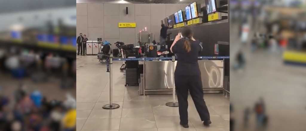 Videos: un hombre estalló de furia y destruyó parte del aeropuerto