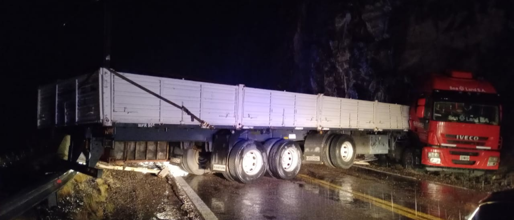 Accidente en Alta Montaña: un camión atravesado generó cortes en la Ruta 7