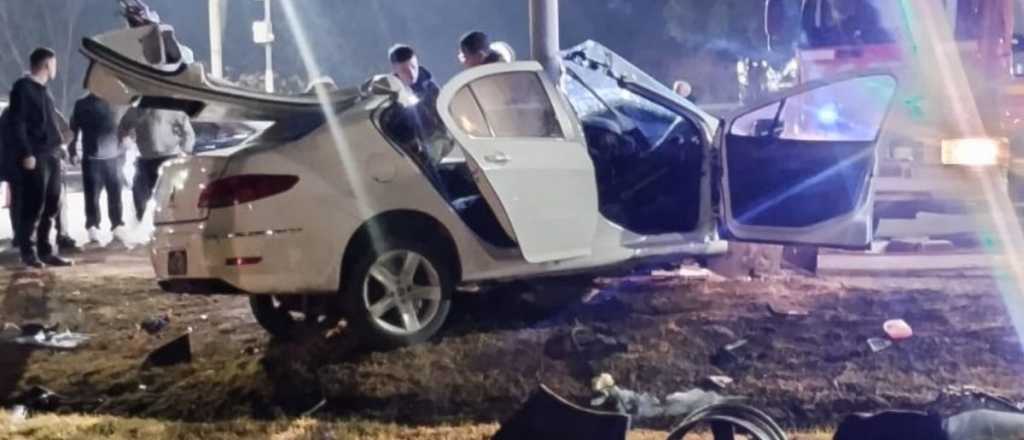 Fuerte accidente: un auto se estrelló contra un poste frente al Shopping