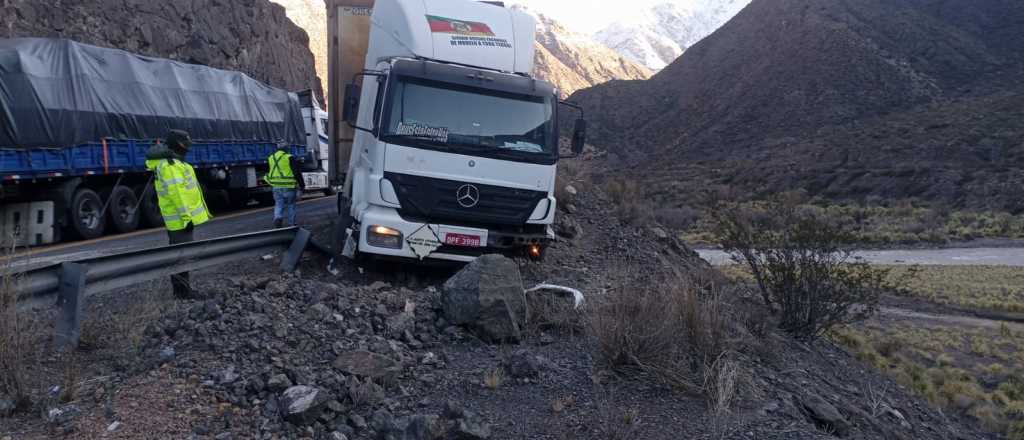 Un brasileño perdió el control de su camión y casi cae a un precipicio