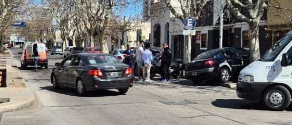 Chocó contra una ambulancia y fue a parar a la vereda, en San Rafael