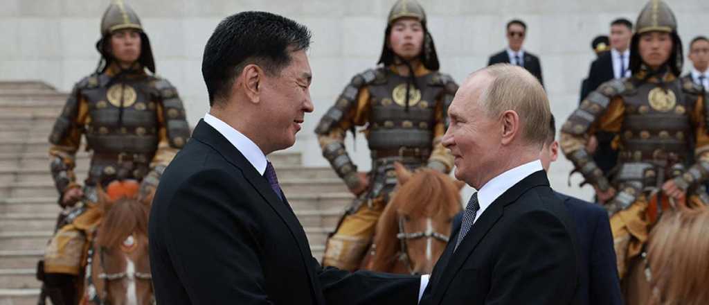 Putin visitó Mongolia pero en vez de detenerlo, lo recibieron con honores