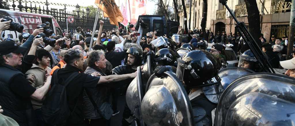 Videos: incidentes frente al Congreso durante protesta de jubilados