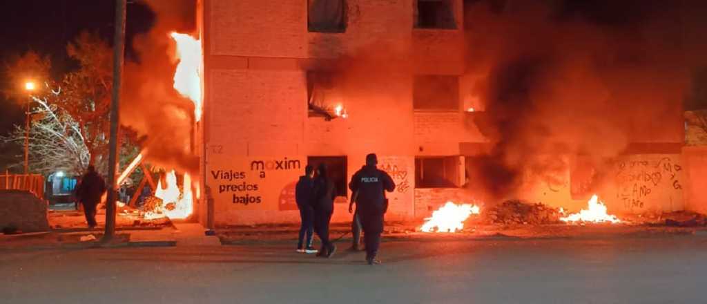 Guaymallén: vecinos prendieron fuego una torre de departamentos