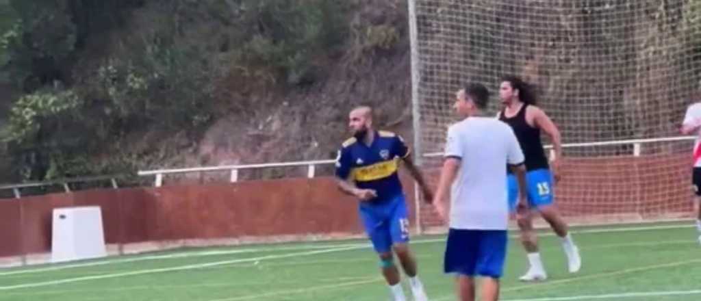 Dani Alves apareció jugando un picado con la camiseta de Boca