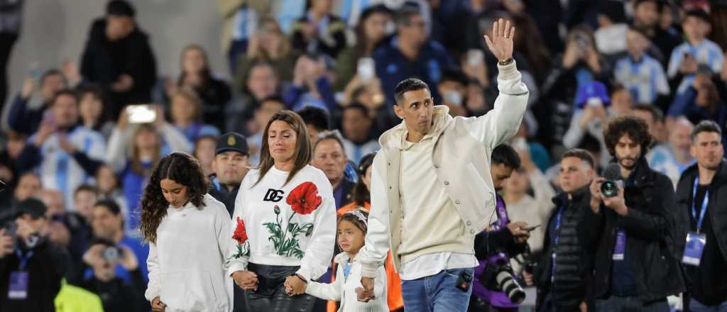 Videos: el emotivo homenaje de la Selección a Di María