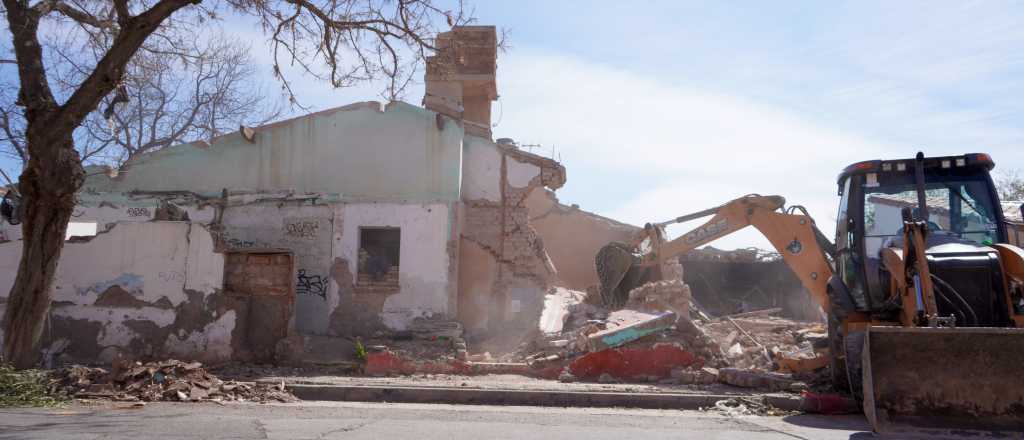 Demolieron una casa que funcionaba de "aguantadero" en Las Heras