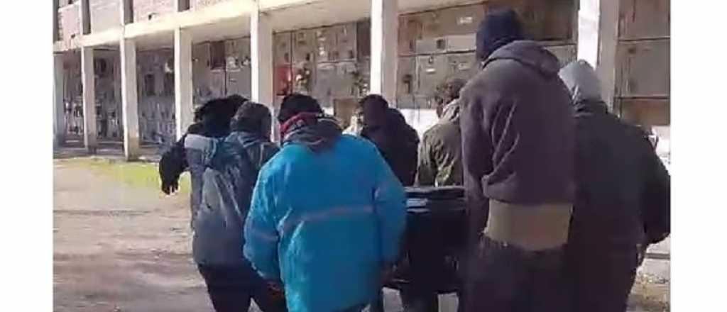 Un cementerio de Mendoza no tenía carro y trasladaron el féretro entre ocho