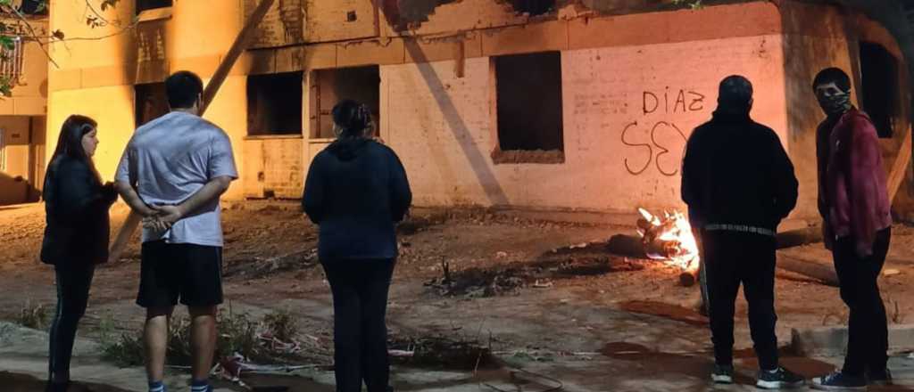 Guaymallén: otra vez vecinos incendiaron las torres por los usurpadores