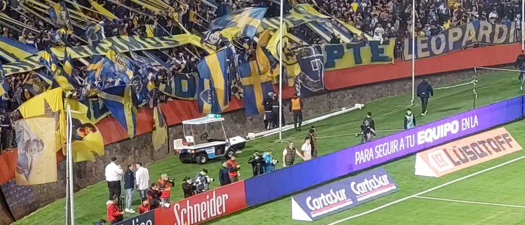 Video: un hincha se cayó a la fosa del Malvinas en pleno partido