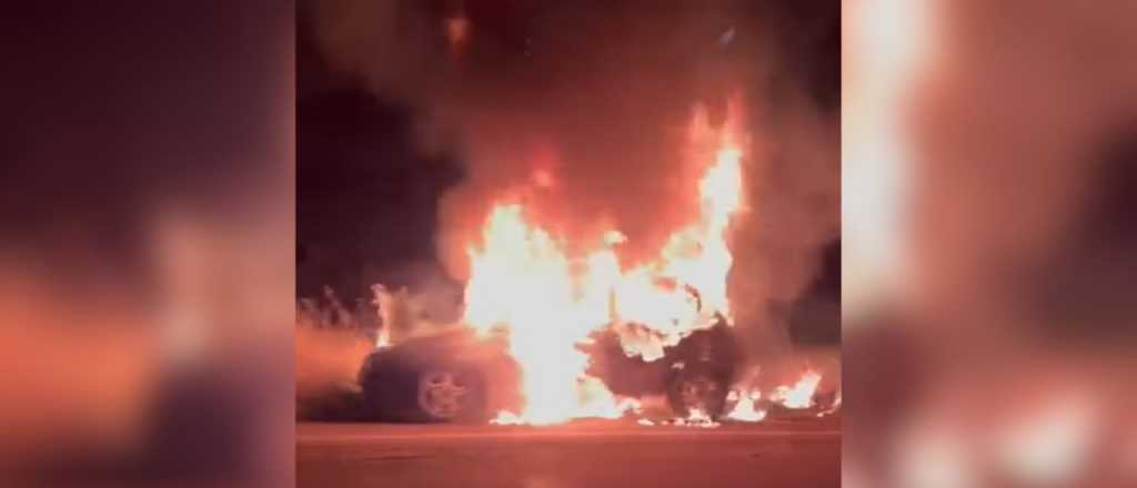 Video: un auto ardió por completo en San Rafael