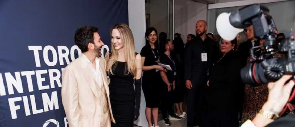 Juan Minujín posó junto a Angelina Jolie en el estreno de "Without Blood"