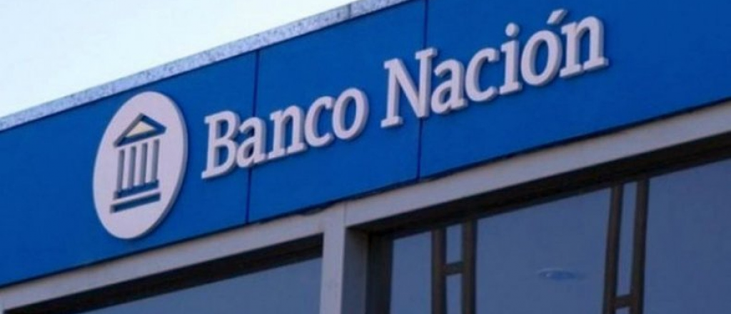 El Banco Nación le negó un crédito y chocó el auto contra la sucursal