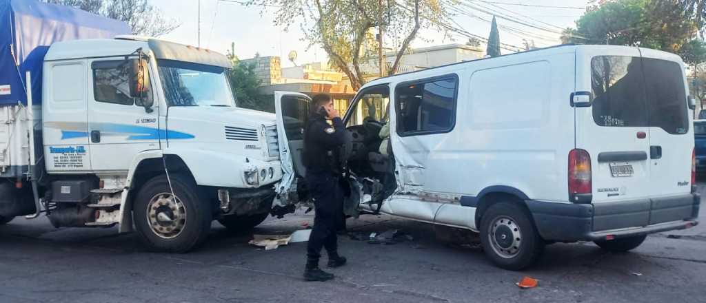 Un camionero chocó de frente con una combi en San Martín