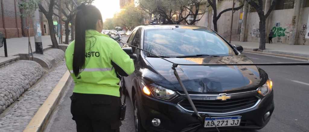 Insólito: un auto chocó contra un cable del trole caído en el centro