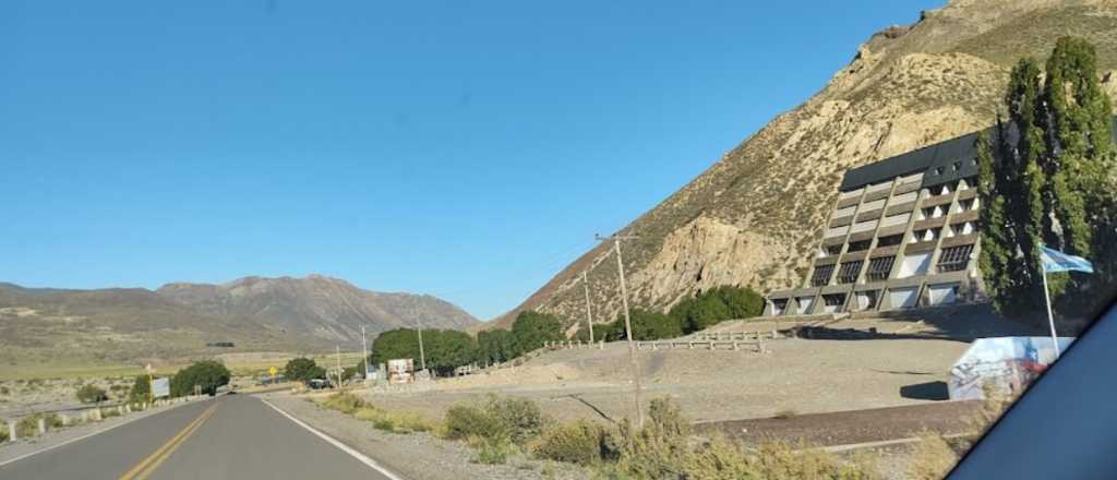 Bebía en un parador en Los Molles, lo empujaron y cayó por una escalera