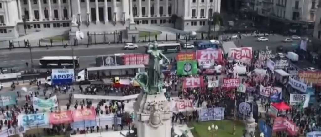 Videos: marchas y protocolo antipiquetes afuera del Congreso