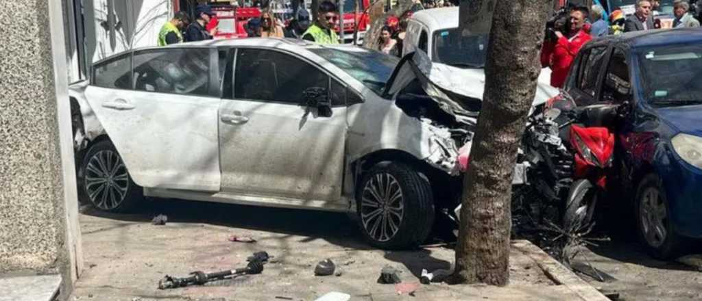 Perdió el control de su auto, se subió a la vereda y atropelló a 35 personas