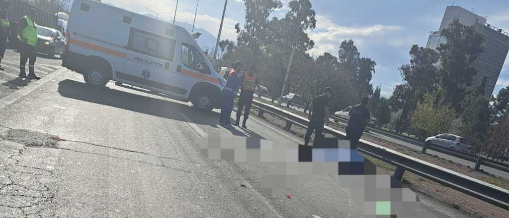 Murió un motociclista que chocó de atrás a un auto en el Acceso Este