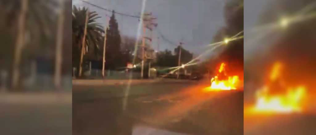 Misterio en la Rodríguez Peña: chocaron un auto, lo incendiaron y se fueron