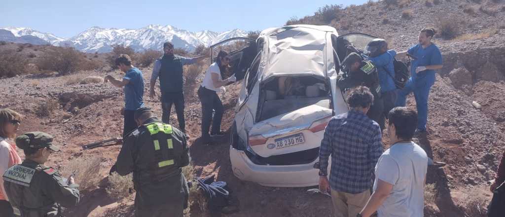 Un auto con cinco personas volcó en Uspallata por una infracción del conductor