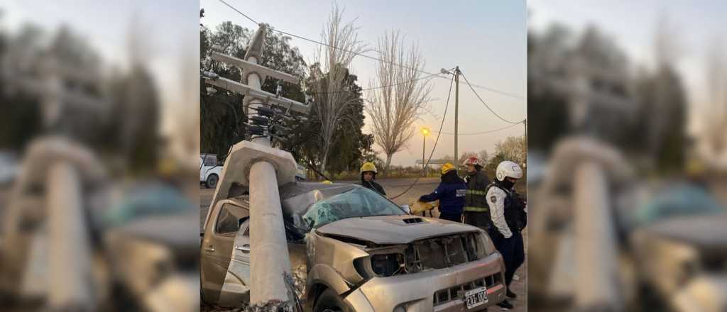 Estrelló su camioneta contra un transformador en Maipú y la abandonó