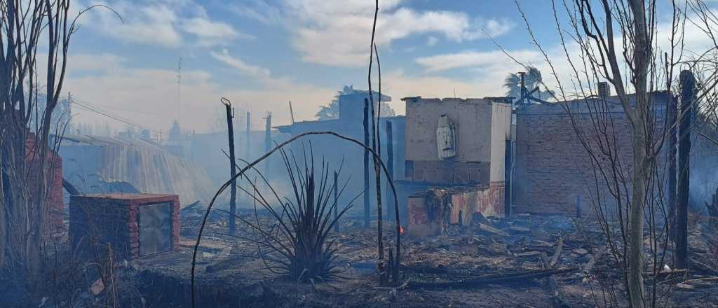 En fotos: un incendio destruyó casas y autos en Guaymallén