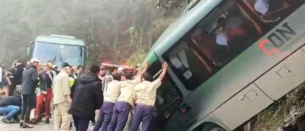 Video: volcó un micro que iba a Machu Picchu y hay dos argentinos heridos