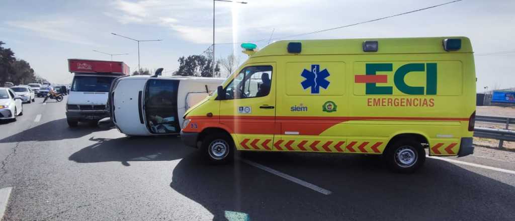 Fuerte choque entre una ambulancia y un utilitario en el Acceso Sur