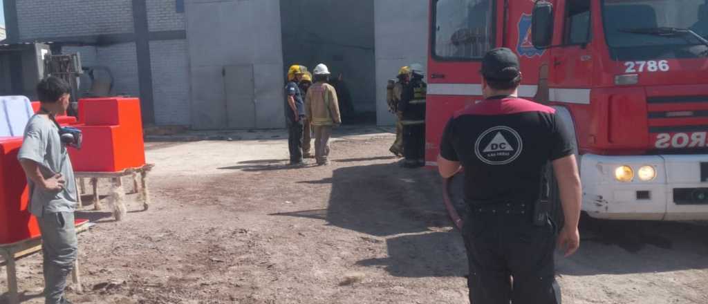 Video: se incendió una fábrica de piscinas en Las Heras