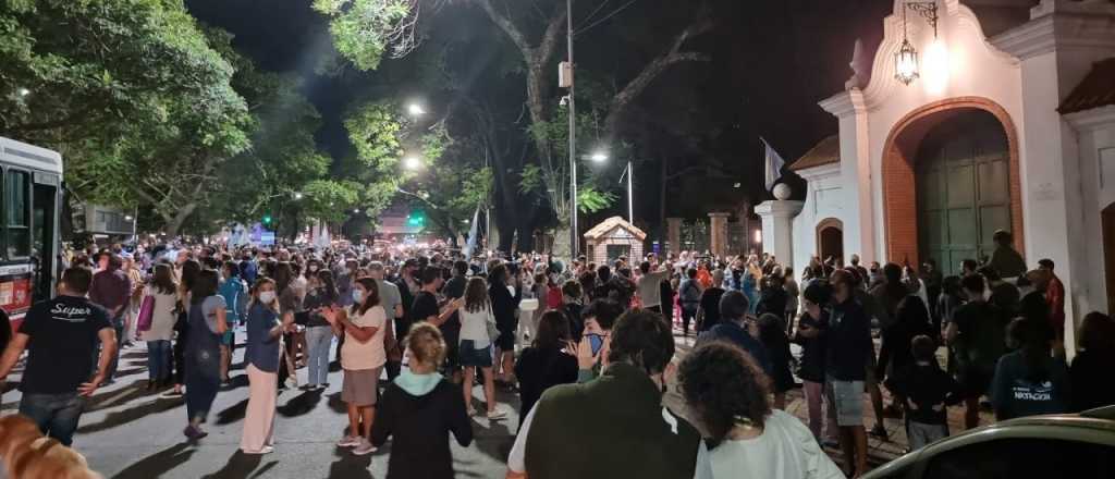 Jubilados protestaron en Olivos mientras Milei come asado con los "87 héroes"