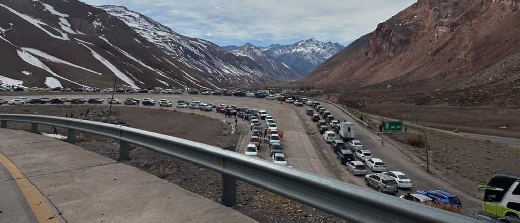 Video: la "marea roja" llega a Mendoza a festejar la fiesta de Chile