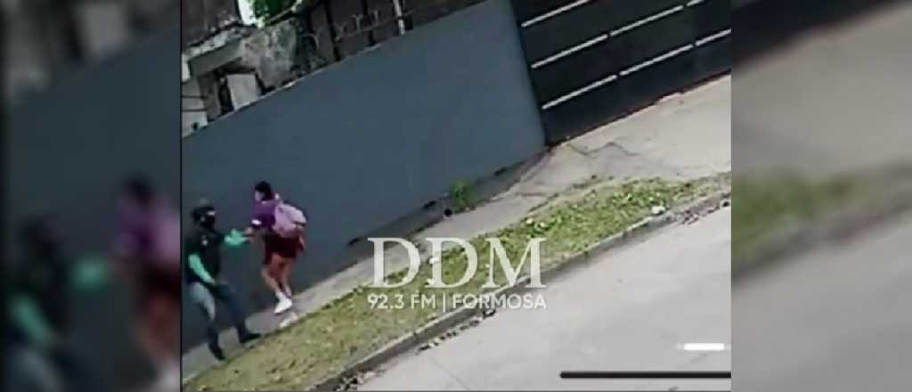 Video: un abusador de menores quedó filmado en la calle atacando a una nena