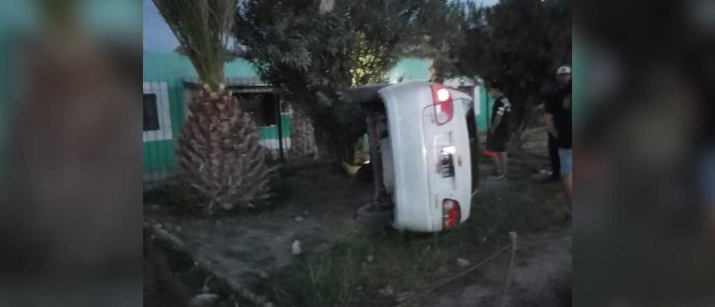 Manejaba borracho, "esquivó una sombra" y volcó en un jardín